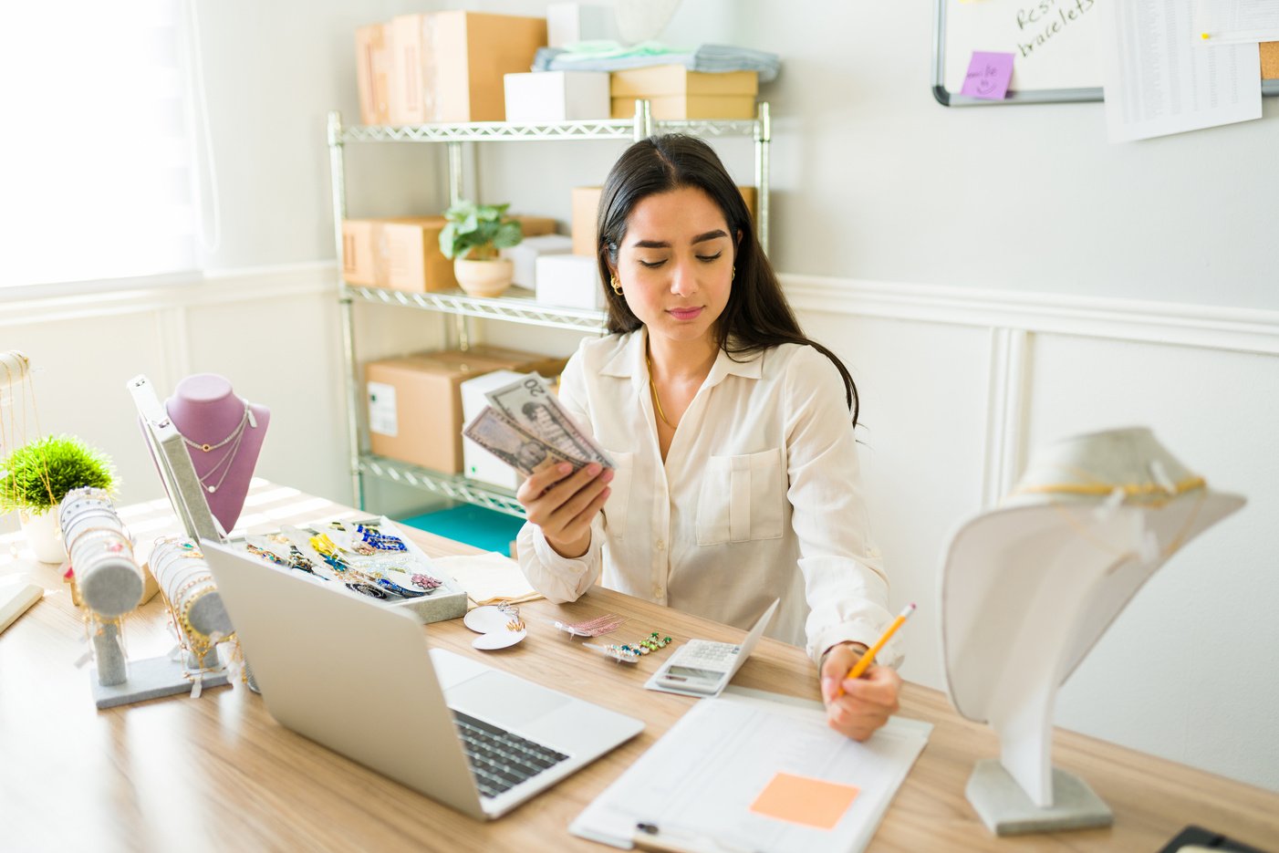 Entrepreneur making money selling jewelry online